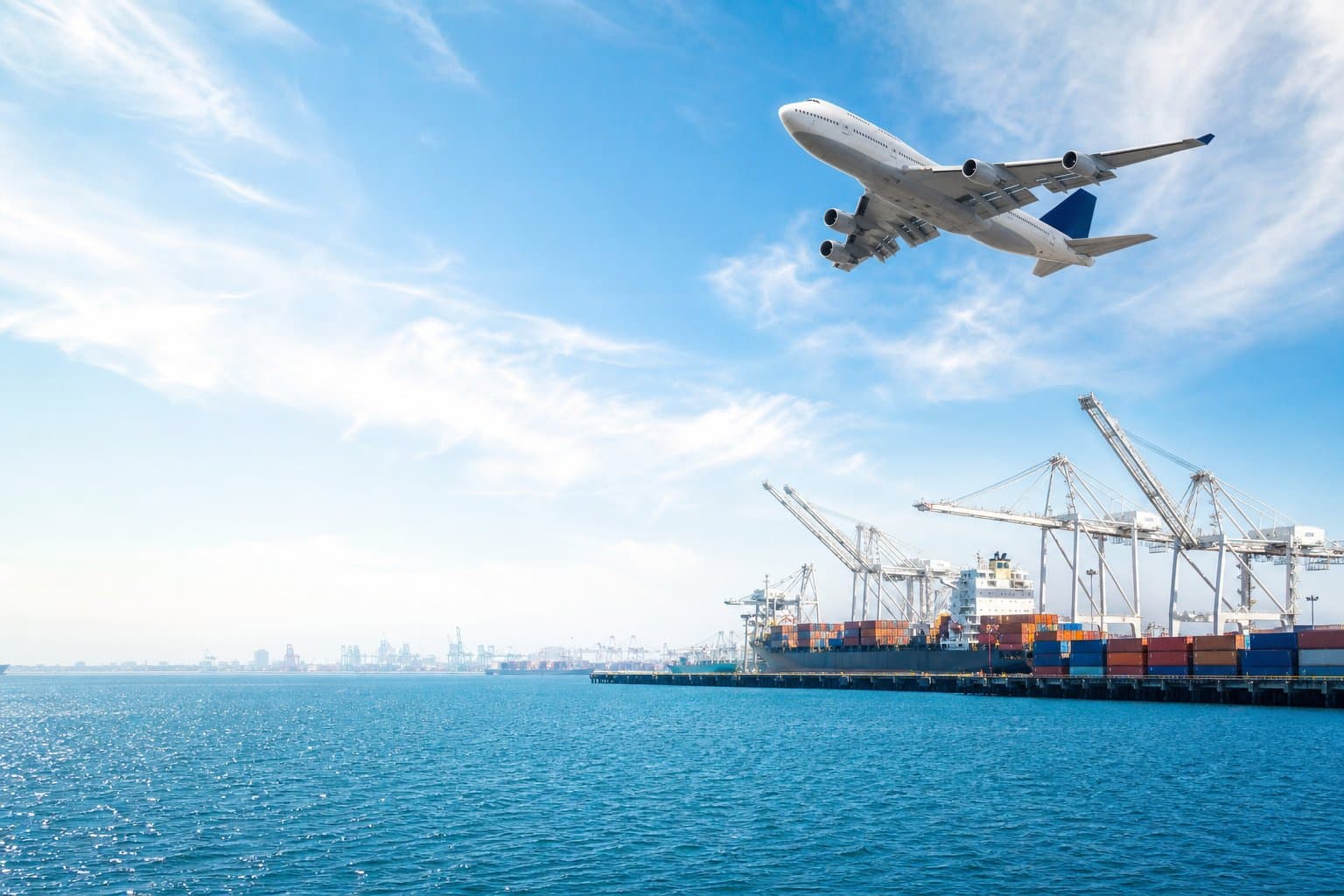 Máy bay hàng hóa cất cánh trên cảng container quốc tế dưới trời nắng